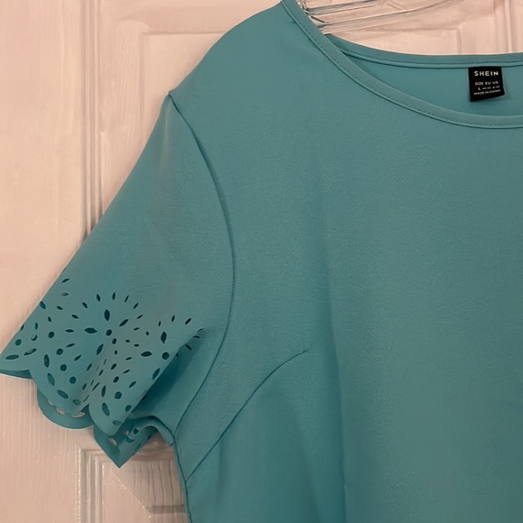 Top with cut out design in sleeves and bottom - Picture 2 of 3